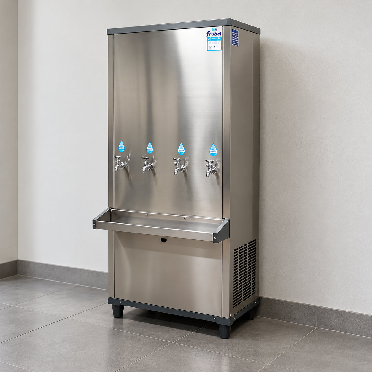 Bebedouro industrial de aço inox com quatro torneiras em ambiente neutro; fundo editado digitalmente