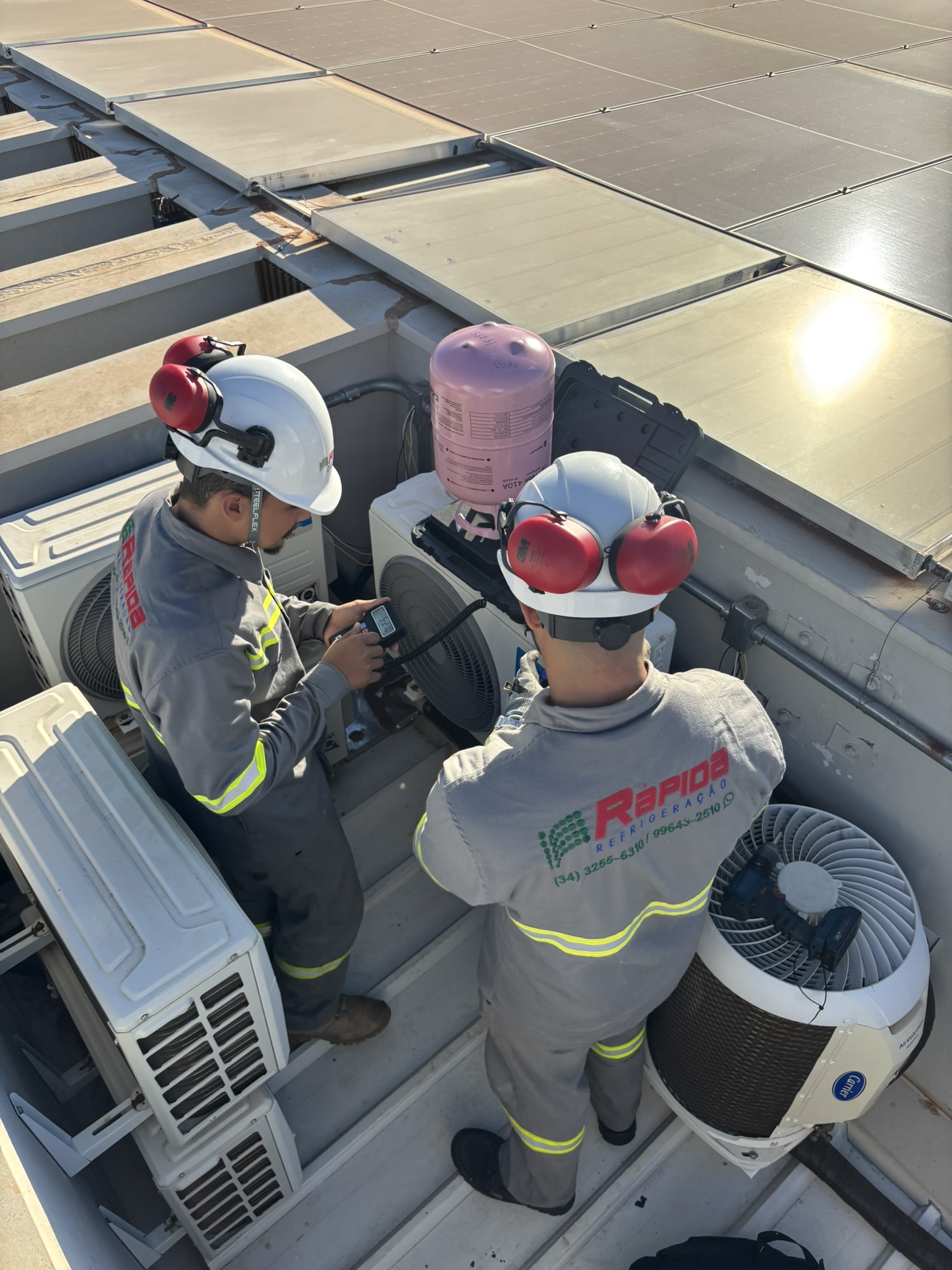 Equipe da Rápida Refrigeração em atendimento técnico de climatização