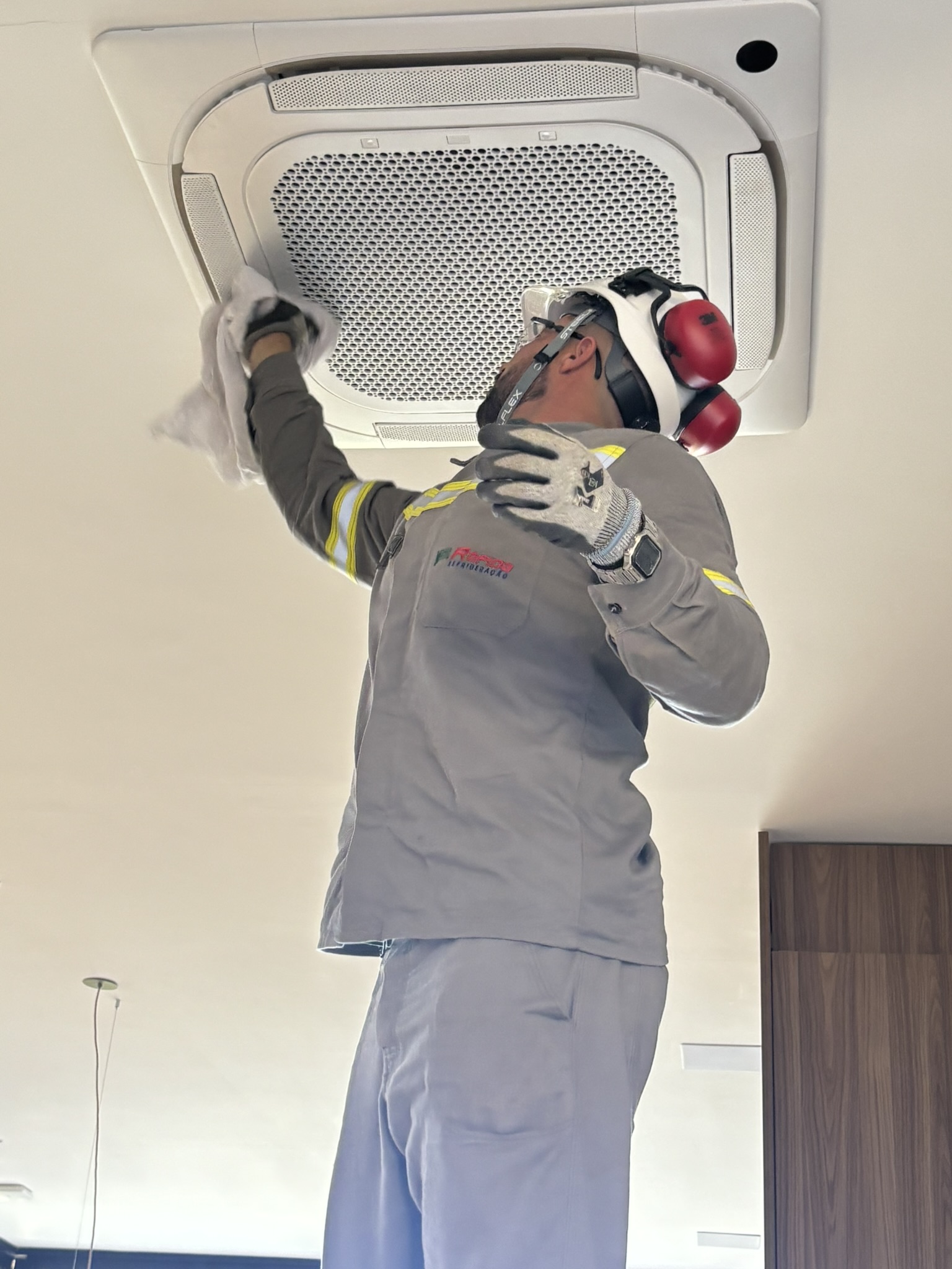 Técnico trabalhando em aparelho K7