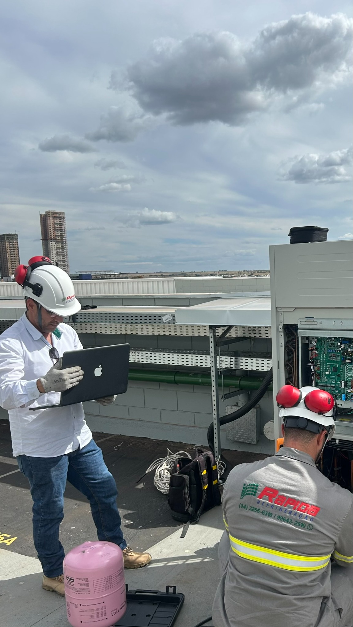 Equipe em atendimento externo de climatização