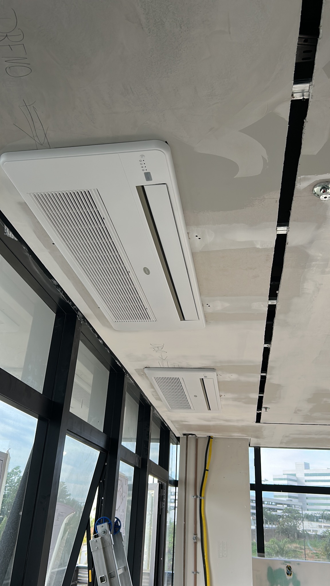 Equipamento K7 instalado em ambiente empresarial