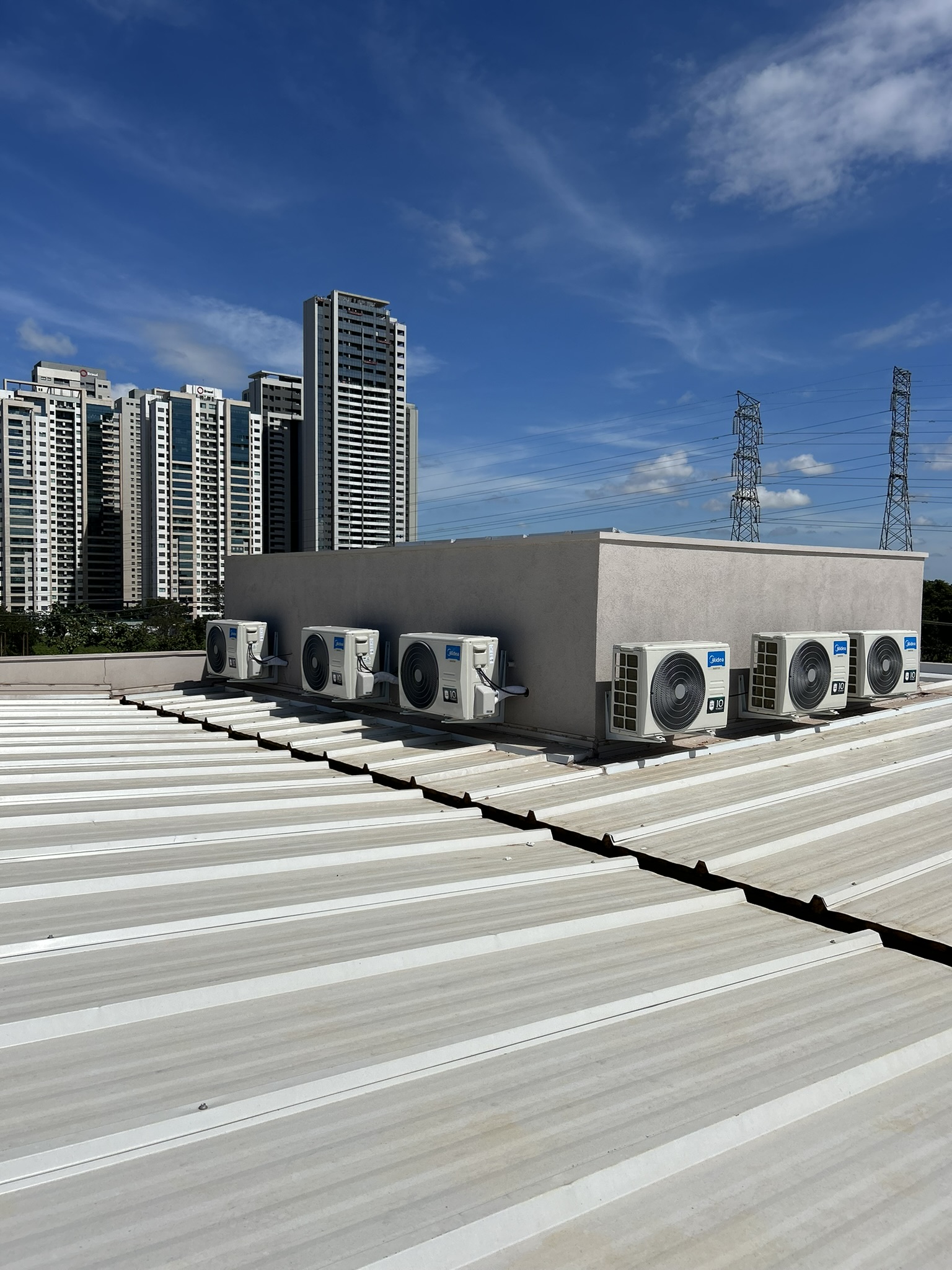 Conjunto de equipamentos externos em cobertura